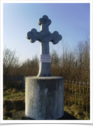 Пам'ятний знак (хрест)
с. Багринівці, Літинського району
Бетонний хрест на бетонній основі. 
Невинно убієнним жертвам Голодомору 1932-1933 рр. 
