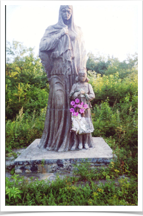 Пам'ятник
с. Петриківці Хмільницький район, на кладовищі, 1993 р. Скульптурна фігура жінки із дитиною.  Встановлено на братській могилі жертв Голодомору 1932-1933 рр