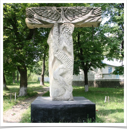 Пам'ятний знак
 с. Бабчинці Чернівецький район 
1993 р. Виготовлено із пісковика. 
