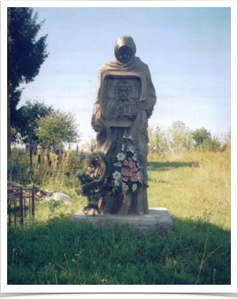 Пам'ятник
с. Чепелі  Хмільницького району 
Скульптурне зображення літньої жінки з іконою
