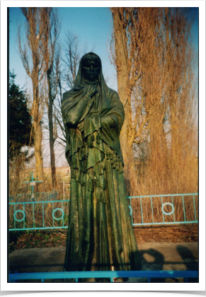 Пам'ятник
с. Чеснівка  Хмільницького району, на кладовищі.  1993 р. 
Скульптурне зображення жінки у повний зріст. 