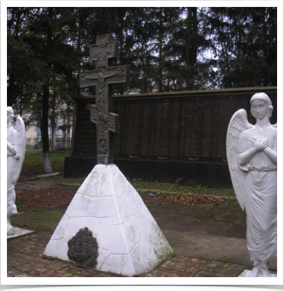 Меморіал
с. Велика Русава Томашпільського району. Меморіал складається із декількох елементів – залізного хреста, двох фігур ангелів зі схрещеними на грудях руками і стелою, на якій вигравіювані імена осіб, загиблих в роки Голодомору. 