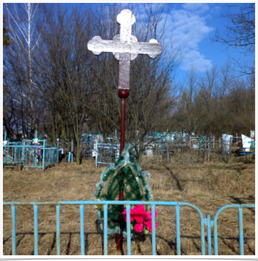 Пам'ятний знак (хрест)
с. Чернеччина, Магдалинівського району, Дніпропетровської обл., на крадовищі.