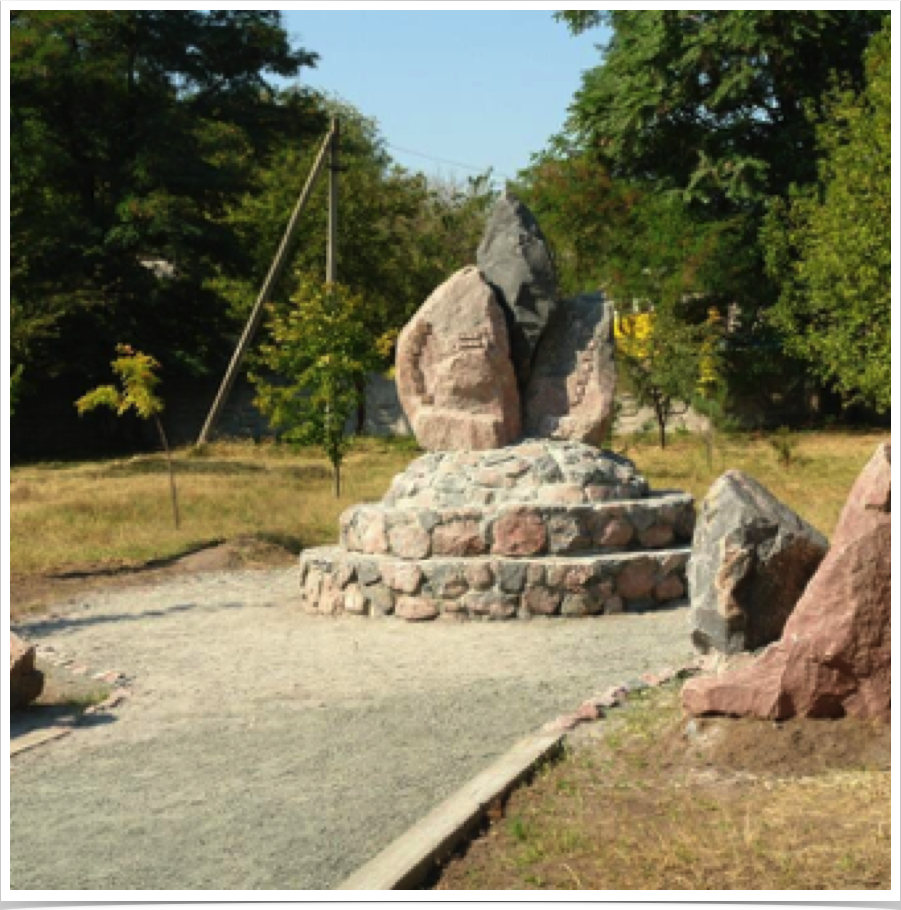 Пам'ятний знак
м. Верхньодніпровськ, Дніпропетровської обл.
2008 р. Пам'ятник являє собою бетонну тумбу, на якій розміщені 3 гранітних каменя - червоного, синього та чорного кольорів. 