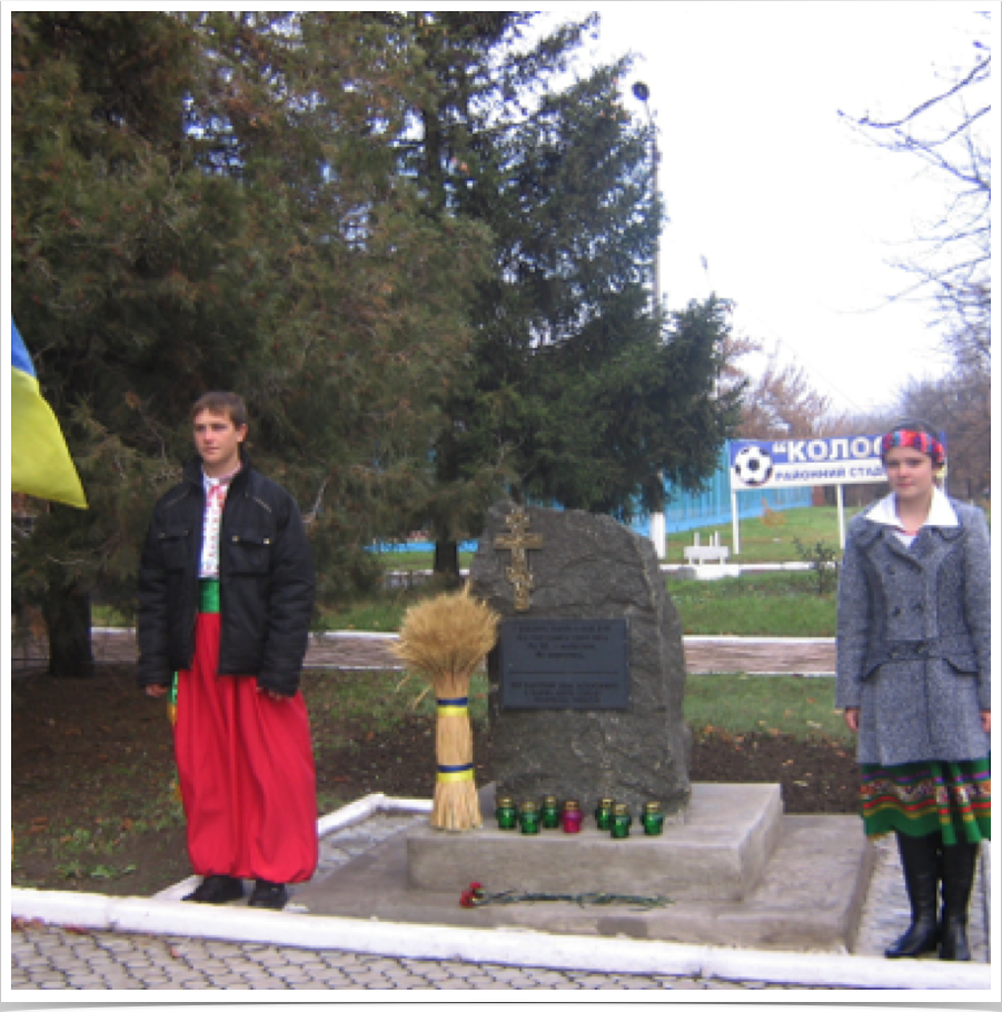 Пам'ятний знак 
смт Володарське Володарського району Донецької обл. центральній вулиці селища,  на площі біля центральної районної бібліотеки
2008