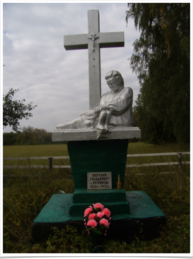 Пам'ятний знак
с. Оріховець, Сквирського району, в центрі кладовища, 1994 р.
Залізобетонна скульптура жінки, яка сидить з дитиною на руках.
Жертвам голодомору 1932-1933 рр.
Під час Голоду померло 224 особи