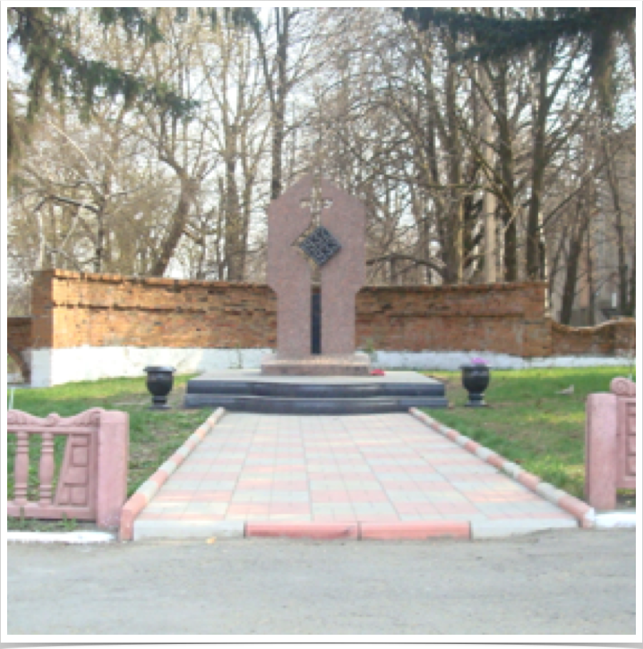 Меморіал, м. Бершадь, 1993 р. 
Виготовлено із граніту.  Біля стели із червоної цегли гранітний пам'ятник. 
Пам’ятник присвячено 18 186 жертвам голодомору
