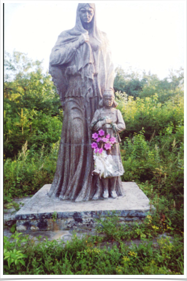 Пам'ятник
с. Петриківці Хмільницький район, на кладовищі, 1993 р. Скульптурна фігура жінки із дитиною.  Встановлено на братській могилі жертв Голодомору 1932-1933 рр