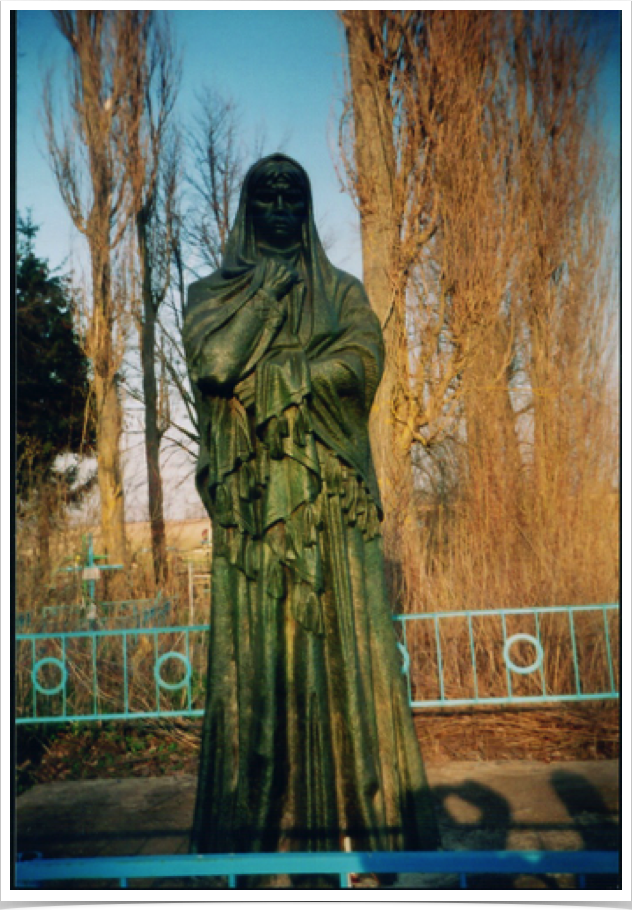 Пам'ятник
с. Чеснівка  Хмільницького району, на кладовищі.  1993 р. 
Скульптурне зображення жінки у повний зріст. 