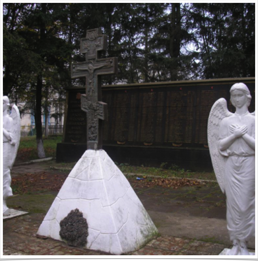 Меморіал
с. Велика Русава Томашпільського району. Меморіал складається із декількох елементів – залізного хреста, двох фігур ангелів зі схрещеними на грудях руками і стелою, на якій вигравіювані імена осіб, загиблих в роки Голодомору. 